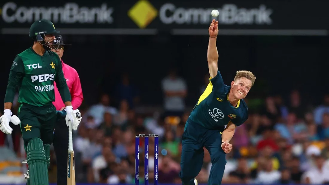 Australia's Nathan Ellis (R) bowls during the first Twenty20 international cricket match between Australia and Pakistan at The Gabba in Brisbane on Thursday (photo: AFP)