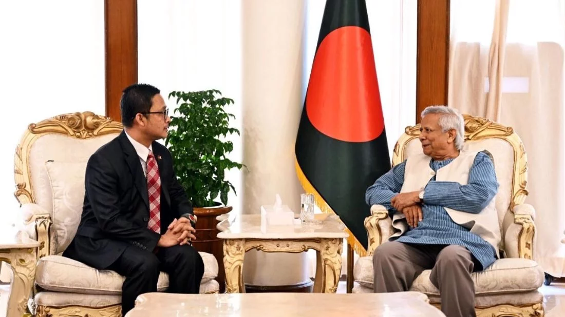 Chief Adviser Professor Muhammad Yunus engaged in a discussion with Mohd Shuhada Othman, Malaysian High Commissioner to Bangladesh, at the State Guest House Jamuna on Monday, January 13, 2025. Photo: CA Press Wing