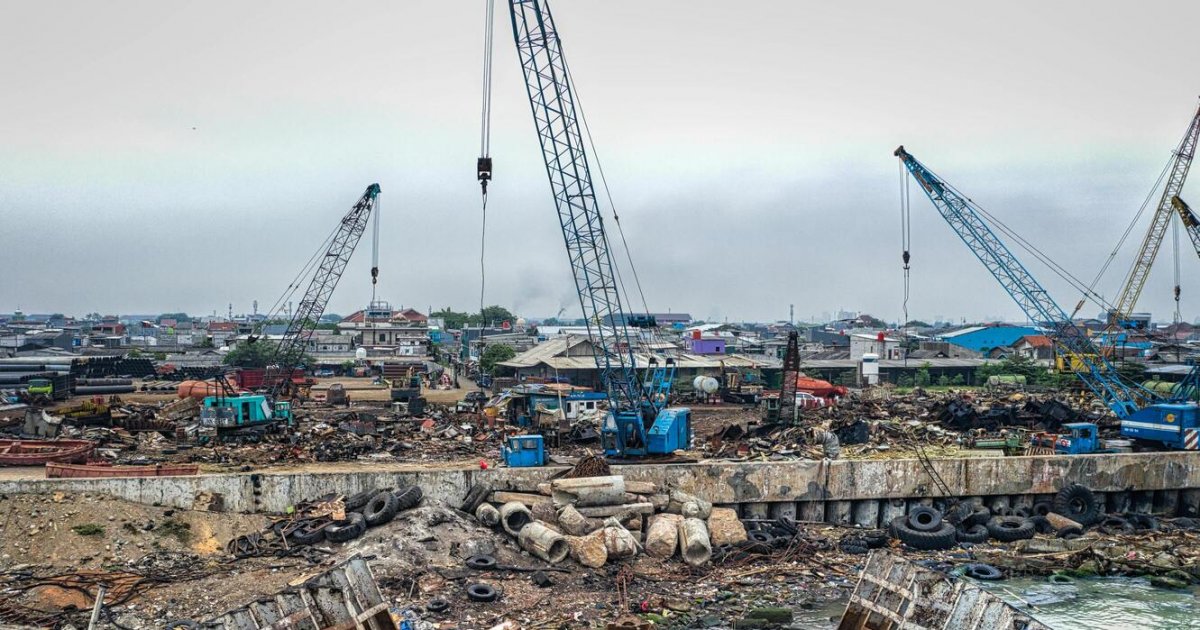 Bangladesh rules shipbreaking, but must step up safety