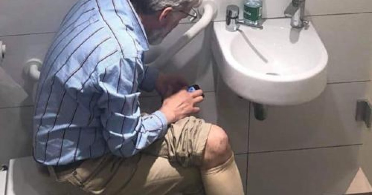 Chess grandmaster caught cheating with phone on toilet