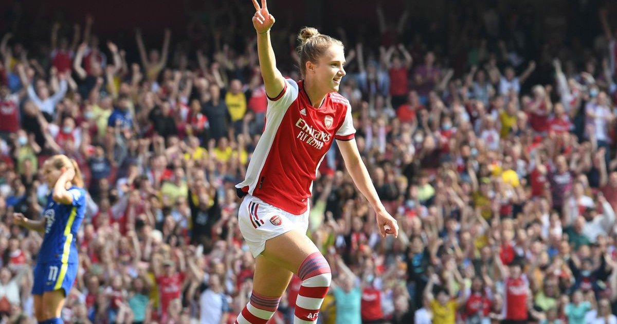 Vivianne Miedema signs new Arsenal contract!