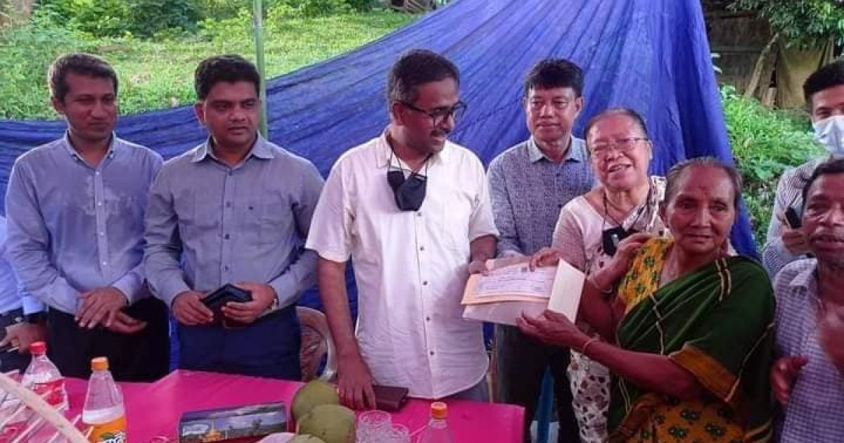Rangamati DC hands 3L to Rupna and Ritu Porna’s family