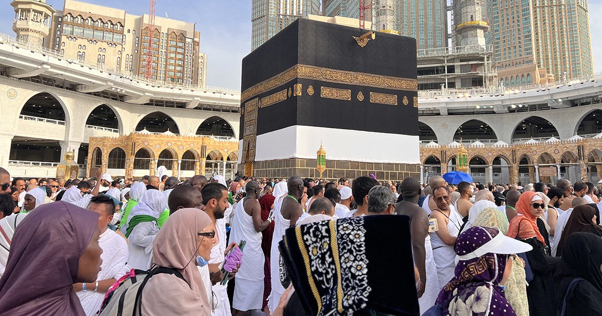 Huge crowds circle Kaaba as hajj begins in Saudi heat