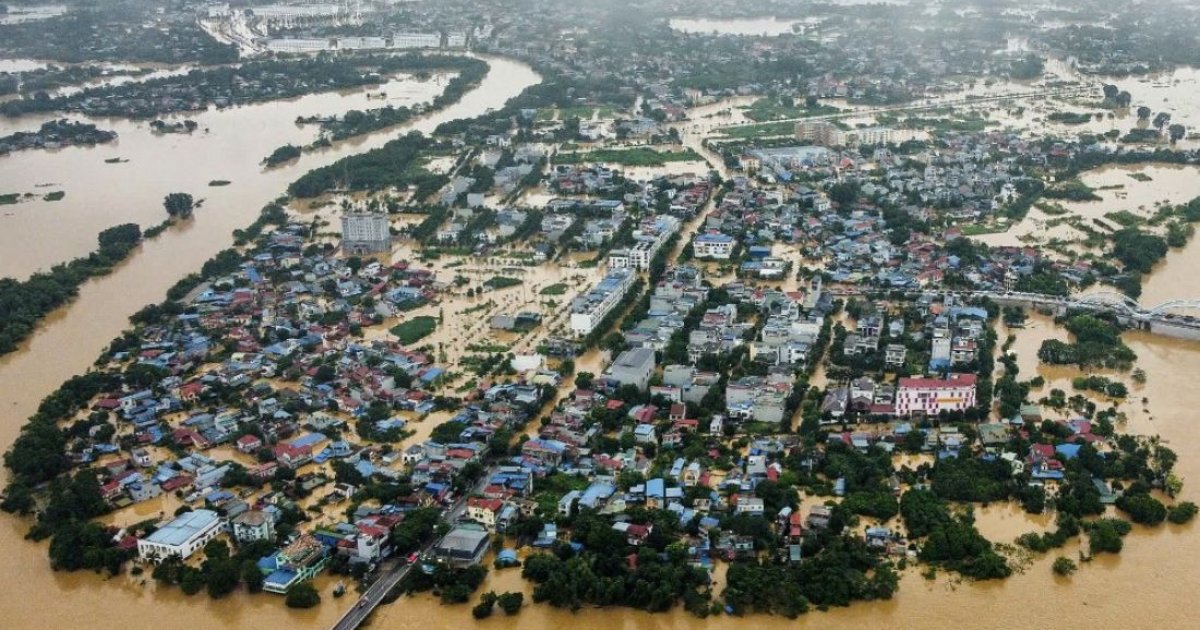 Vietnam flooding kills 90