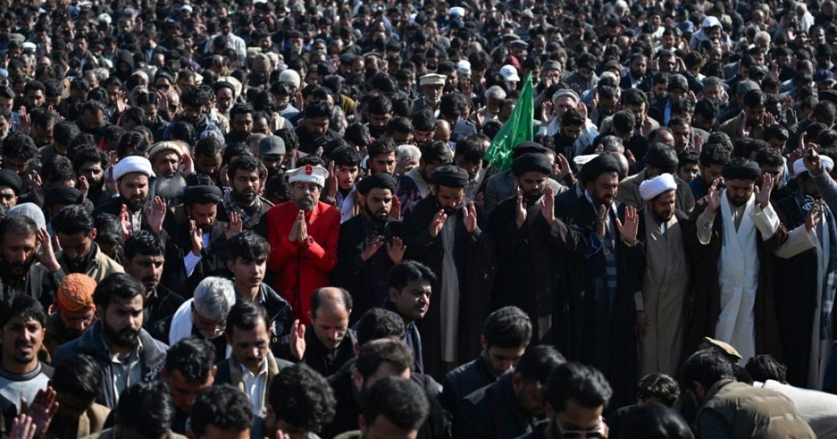Thousands gather as Pakistan buries victims of mosque suicide attack