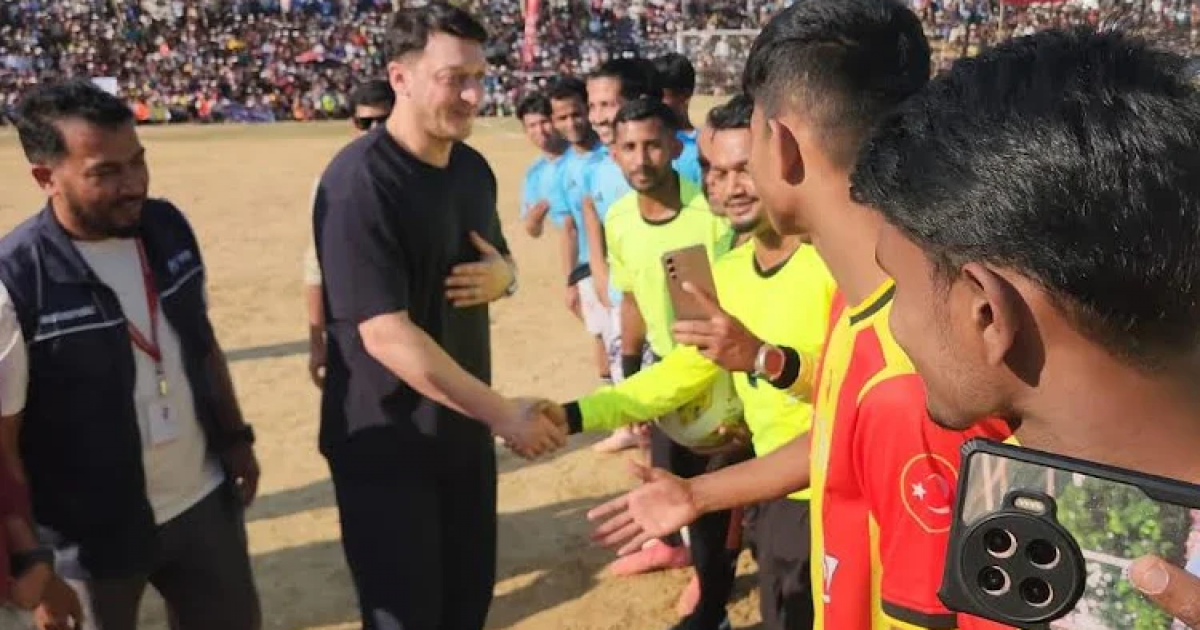 কক্সবাজারে রোহিঙ্গা ক্যাম্পে মেসুত ওজিলের ফুটবল ম্যাচ ও মানবিক সফর