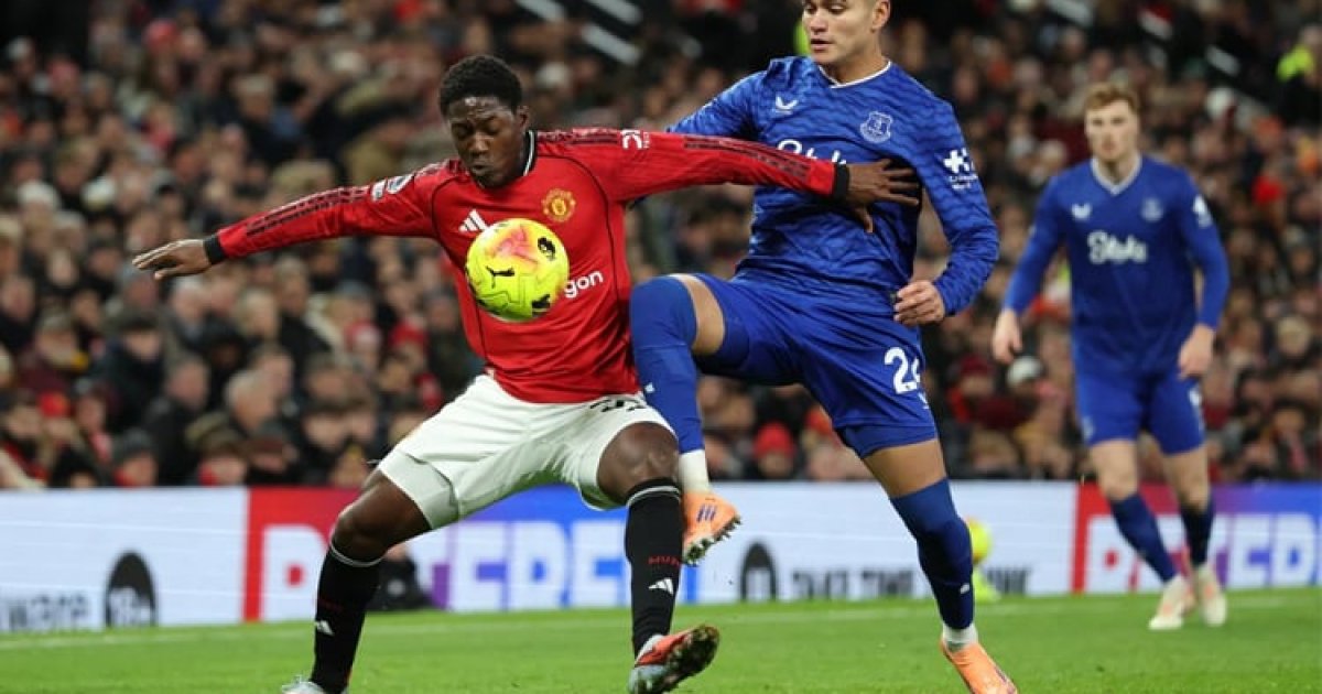 Everton shrug off bizarre red card to beat blunt United