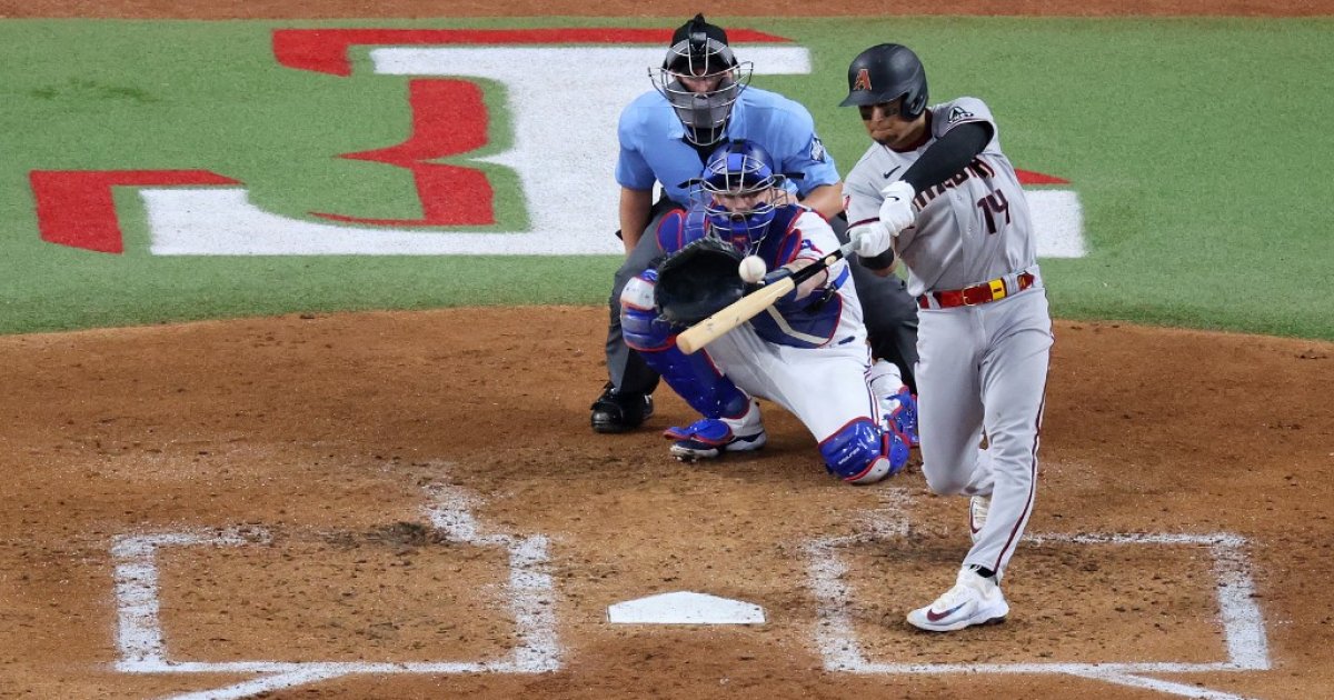D-backs blast Rangers, level World Series