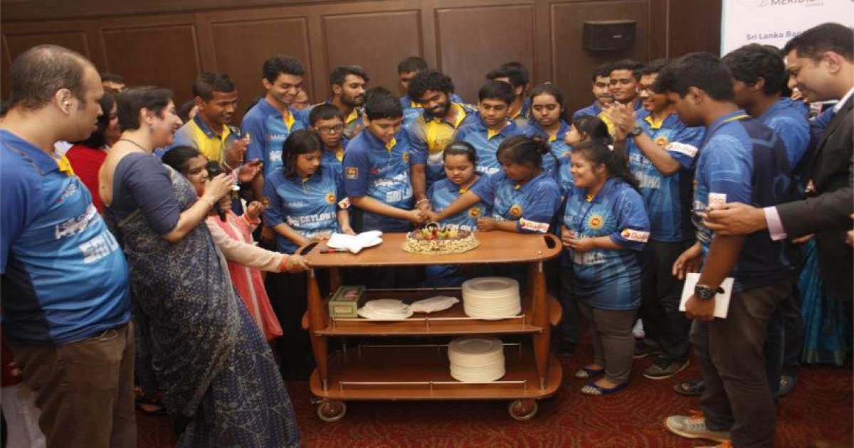 Sri Lankan national cricket team meets with young adults with special needs