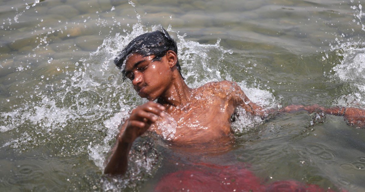 3 boys bathing outlet