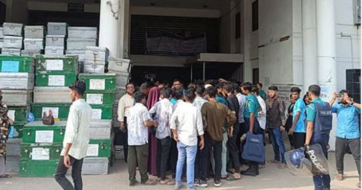 Failed HSC students lock Chittagong Education Board