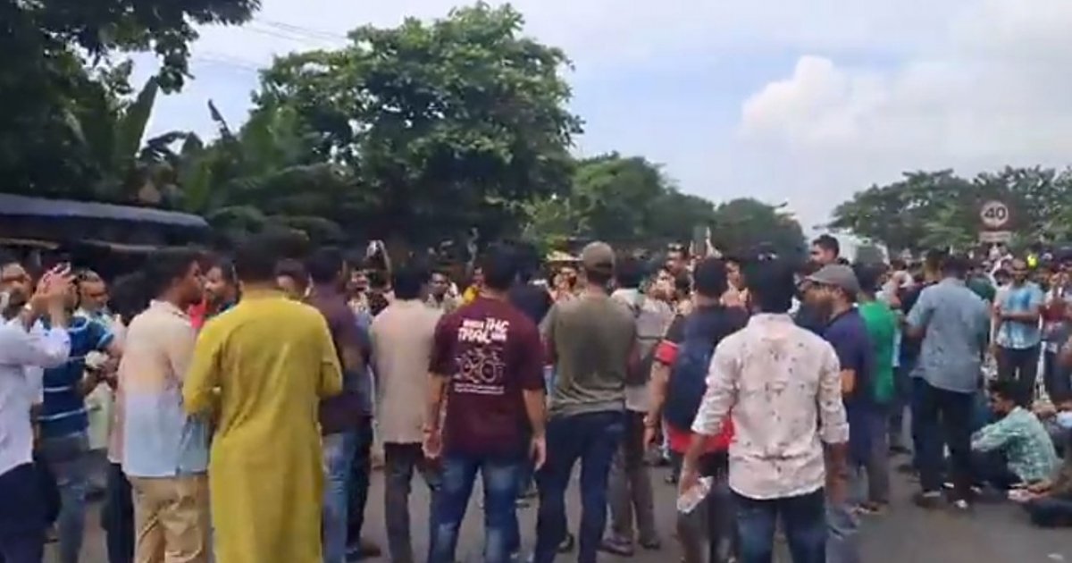 Islami Bank officials protest dismissals with Dhaka-Chittagong highway blockade