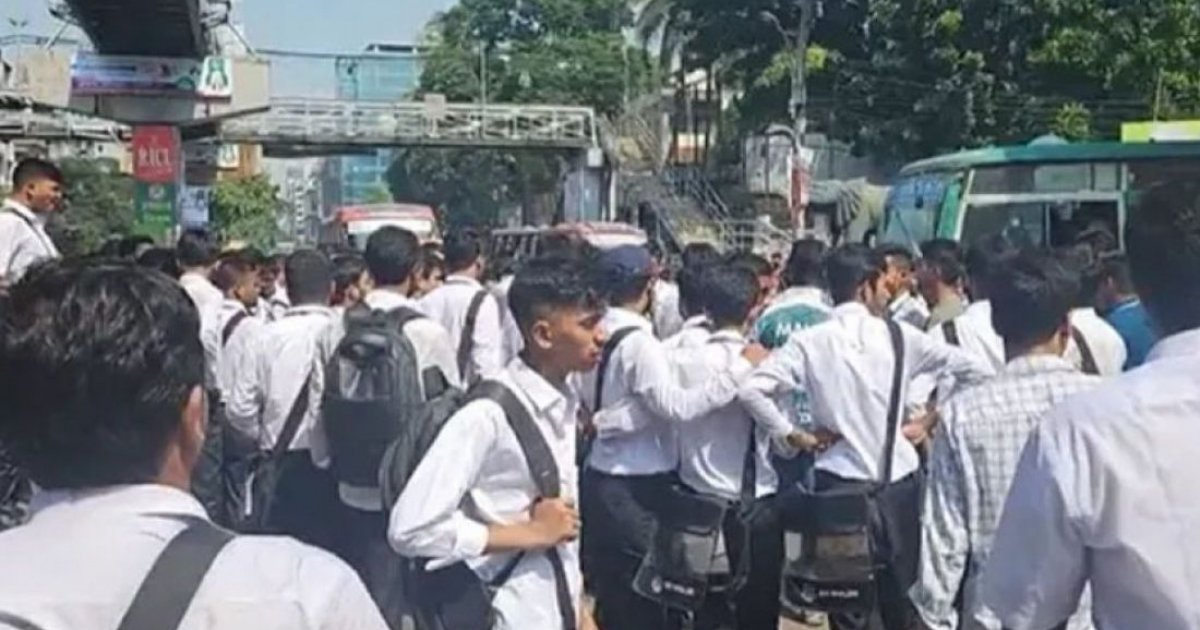 Dhaka College students block Science Lab over proposed Central University Act