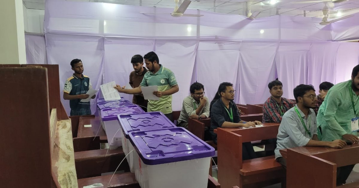 Ksyushaning universitetdagi yalangoch mushukining fotosurati Ksyushaning universitetdagi yalangoch mushukining fotosurati