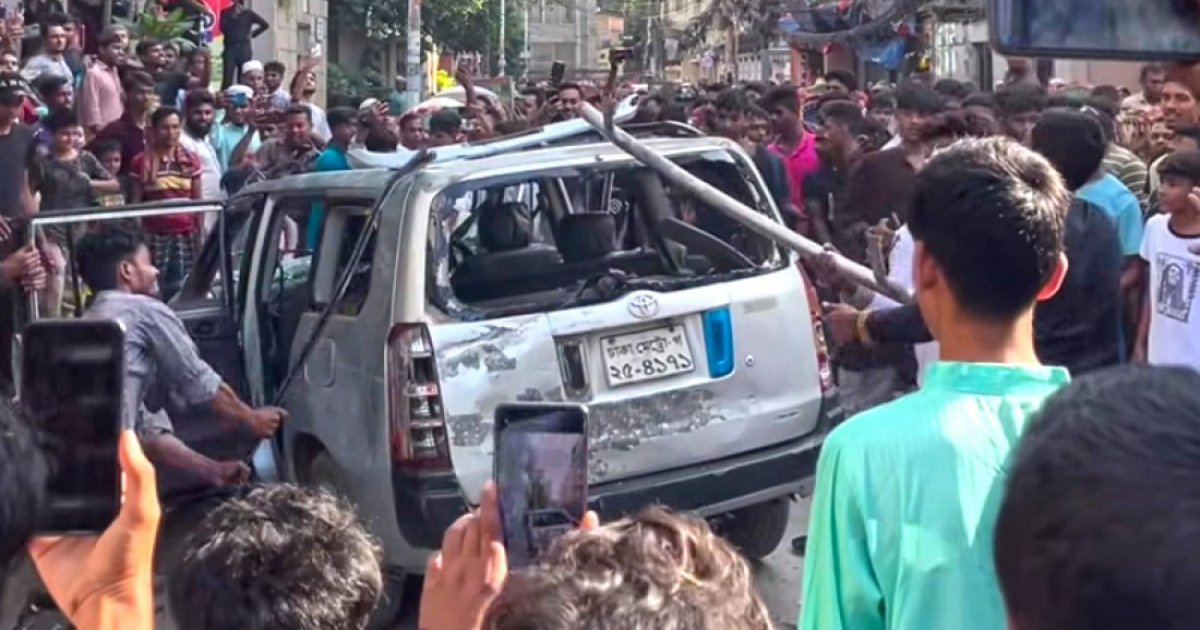 Pedestrian dies in car crash at Uttara, mob attacks teen driver