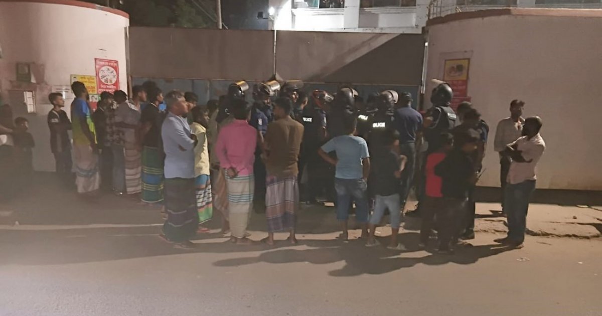 Gazipur workers protest unpaid wages, allegedly lock staff inside factory