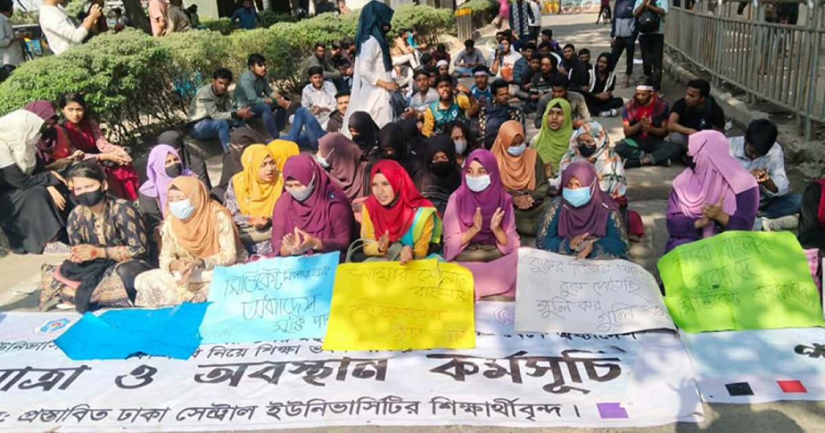 Govt college students vow to continue sit-in until ordinance is issued