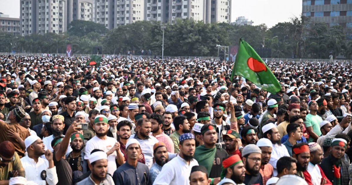 Thousands gather at Manik Mia Avenue to attend Hadi&rsquo;s janaza