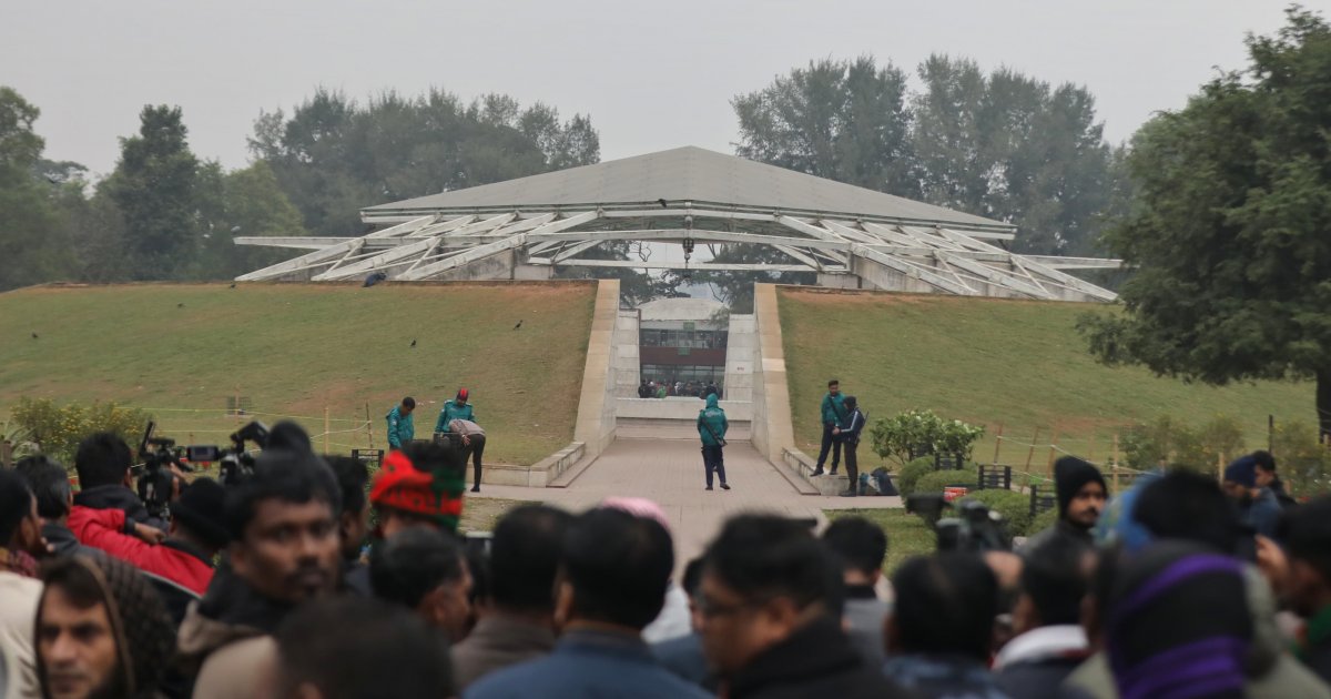 Scenes of grief as supporters throng hospital, Zia Udyan