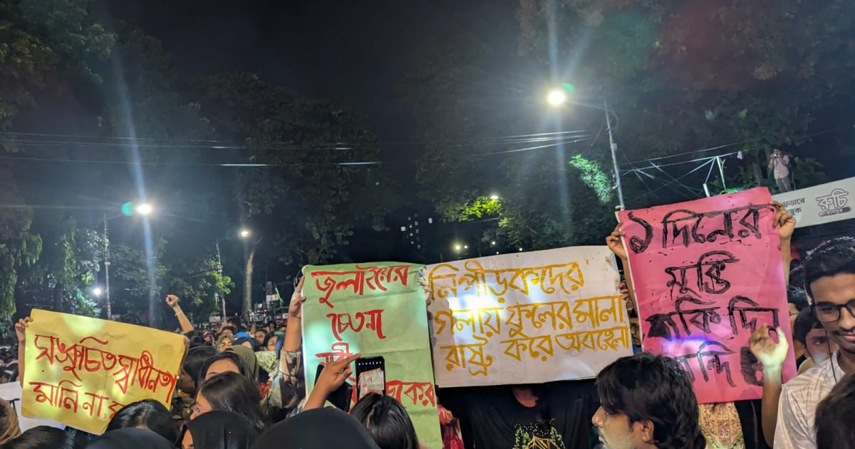 DU female students challenge evening curfew at Central Field