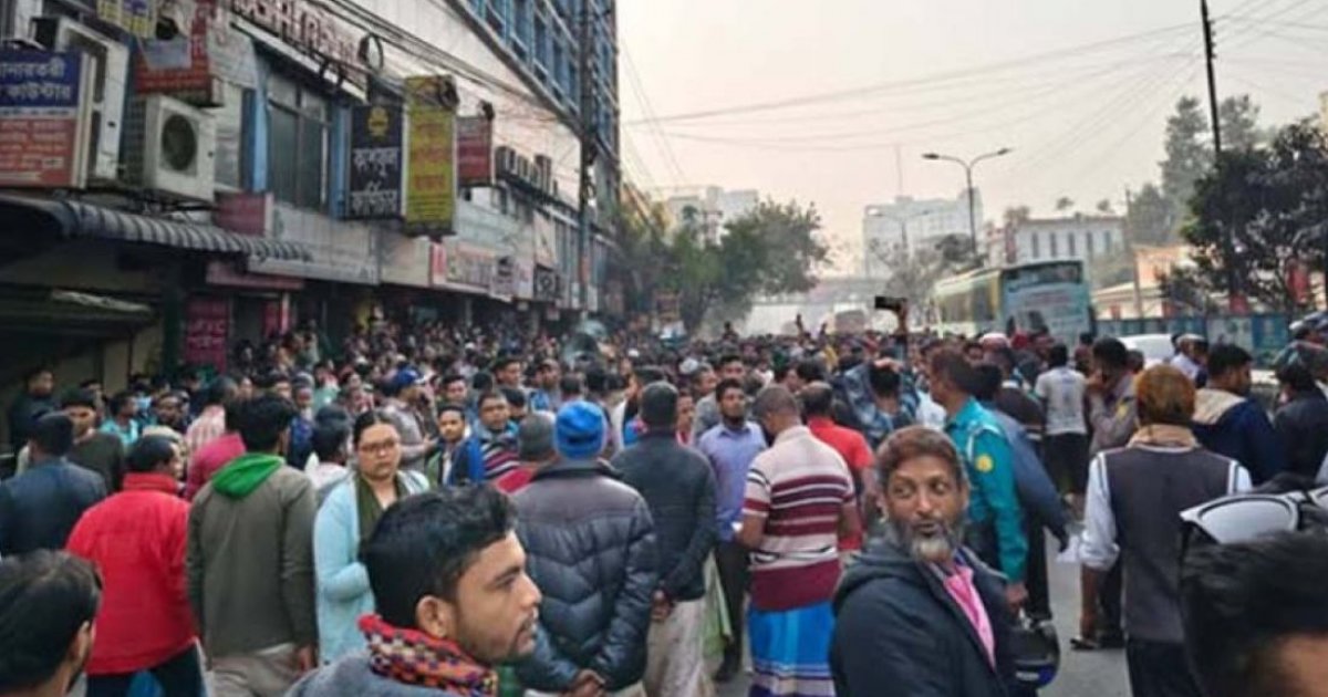 Battery-powered autorickshaw drivers block Badda road, traffic halted
