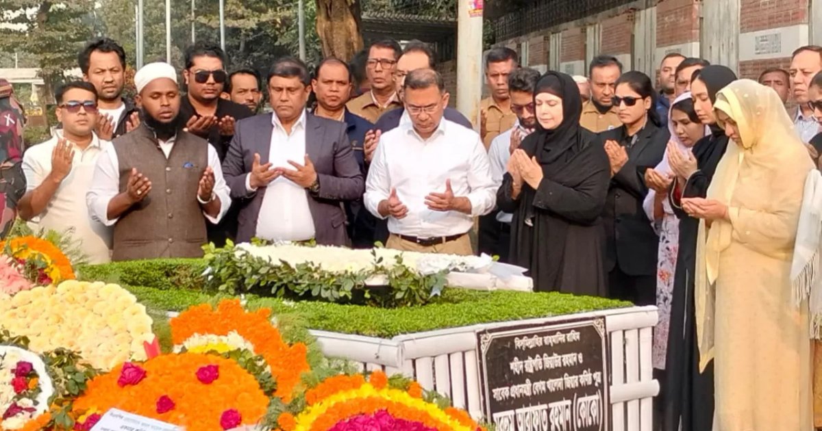 Tarique visits Koko&rsquo;s grave, attends milad mahfil on his death anniversary