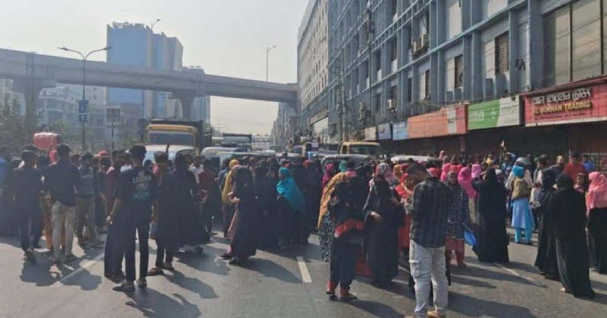 Workers block road in Banani; withdraw after police assurance