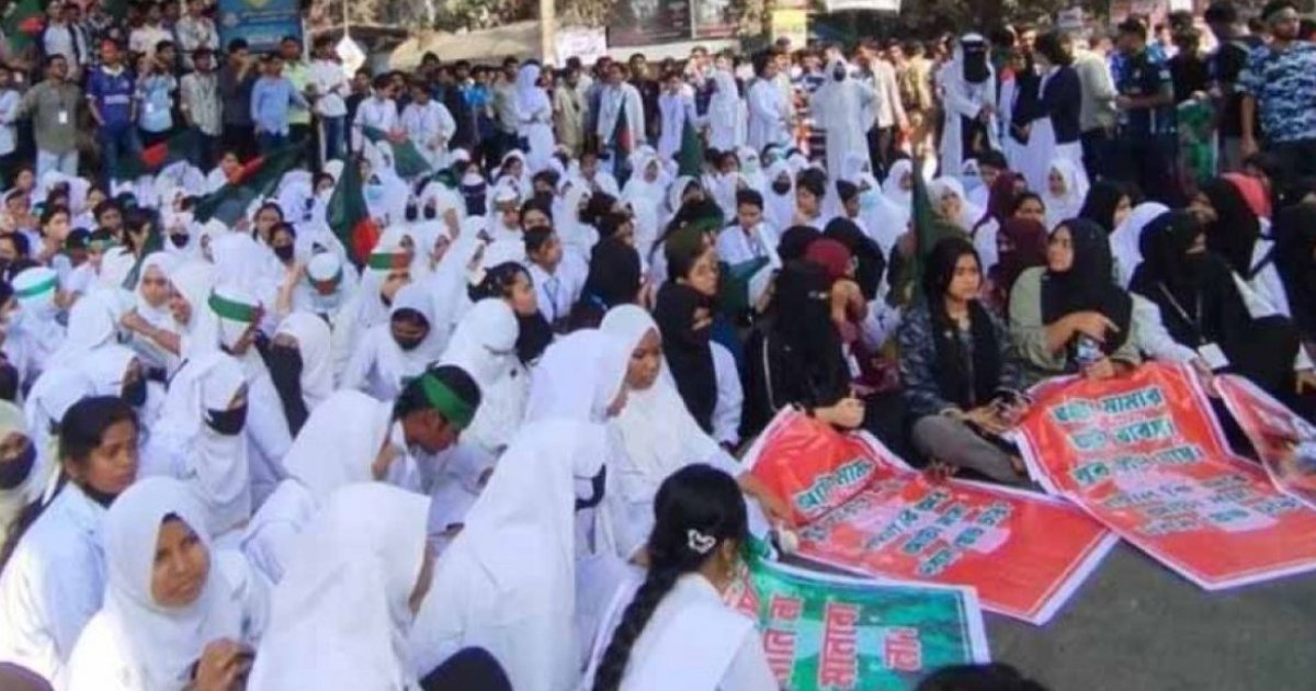Technical students block Tejgaon road over 33% quota issue