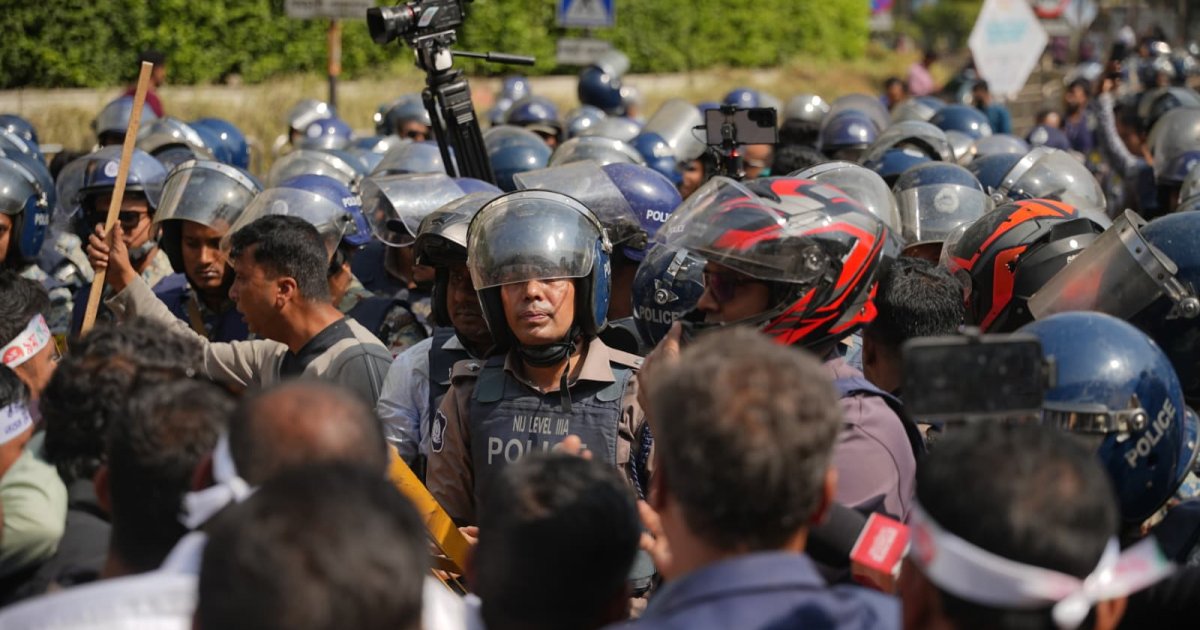 Police use batons, tear gas to disperse pay-scale protesters at Jamuna