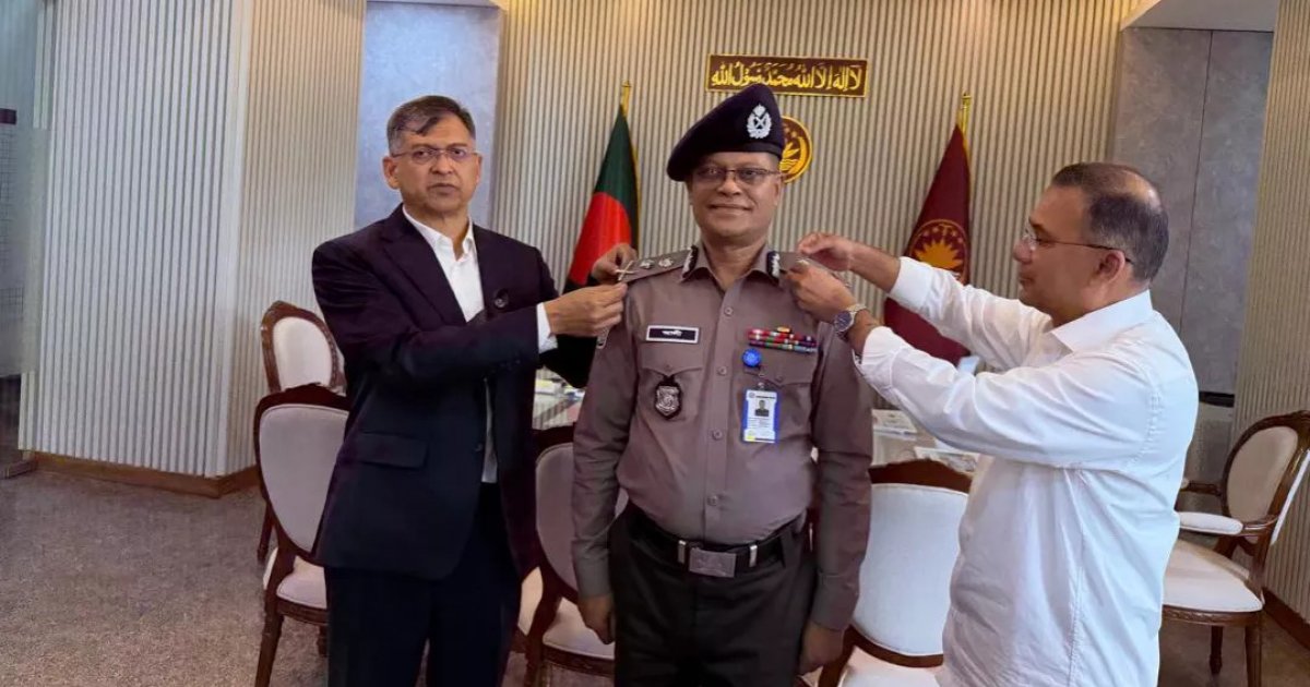 PM adorns new IGP with rank badge