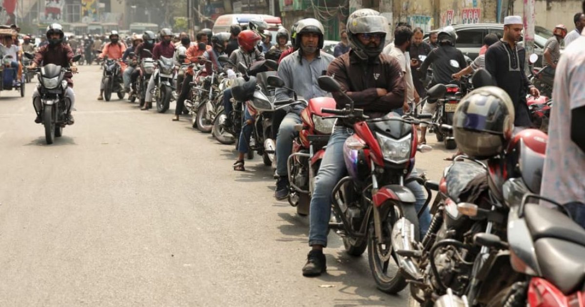 Fears of fuel crisis spark long queues at petrol pumps