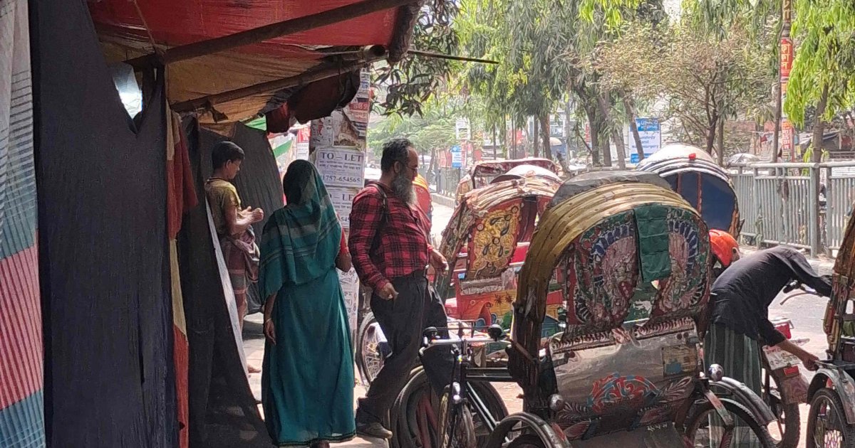 ঢাকার ফুটপাত দখল ও চাঁদাবাজি: সব সরকারেই চলছে একই চিত্র