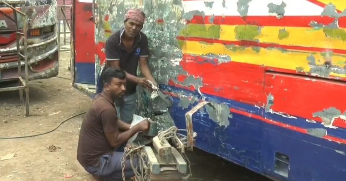 ঈদের ভিড় সামলাতে সাভারে পুরনো বাসের 'অস্থায়ী মেরামত', নিরাপত্তা নিয়ে উদ্বেগ