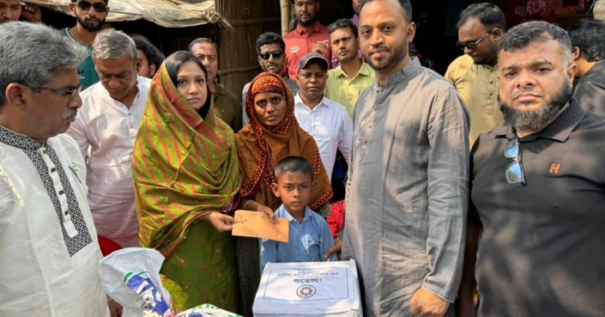প্রধানমন্ত্রীর নির্দেশে নাটোরের দুস্থ পরিবারে ঈদ উপহার ও আর্থিক সহায়তা পৌঁছাল