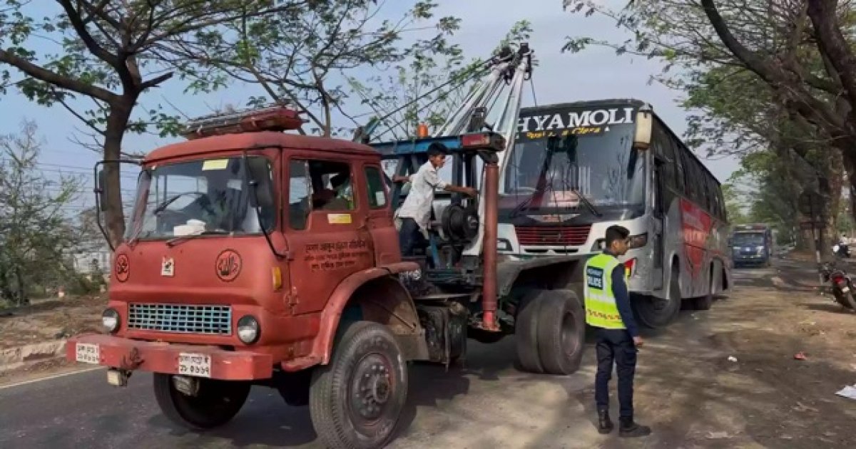 ফেনীতে ভয়াবহ সড়ক দুর্ঘটনা: বাসের ধাক্কায় ৩ জন নিহত, আহত ৫