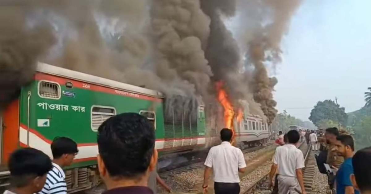 চট্টলা এক্সপ্রেসে আগুন, ৯০০ যাত্রী নিরাপদে, ক্ষতিগ্রস্ত দুটি কোচ