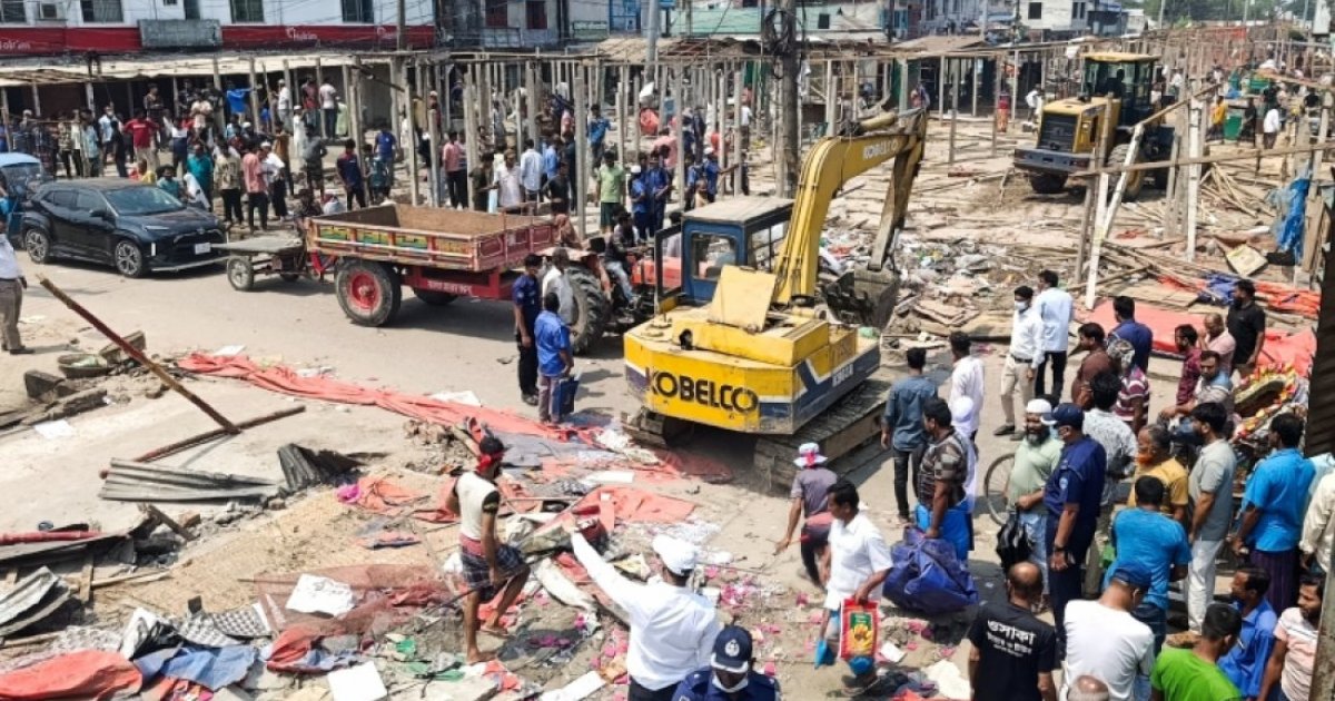 কুমিল্লার নিমসার বাজারে সড়ক অধিদপ্তরের জমি থেকে ৪০০ অবৈধ স্থাপনা উচ্ছেদ