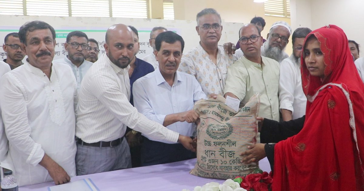 নওগাঁয় ৫ হাজার কৃষকের মাঝে বিনামূল্যে উফশী আউশ ধানের বীজ ও সার বিতরণ