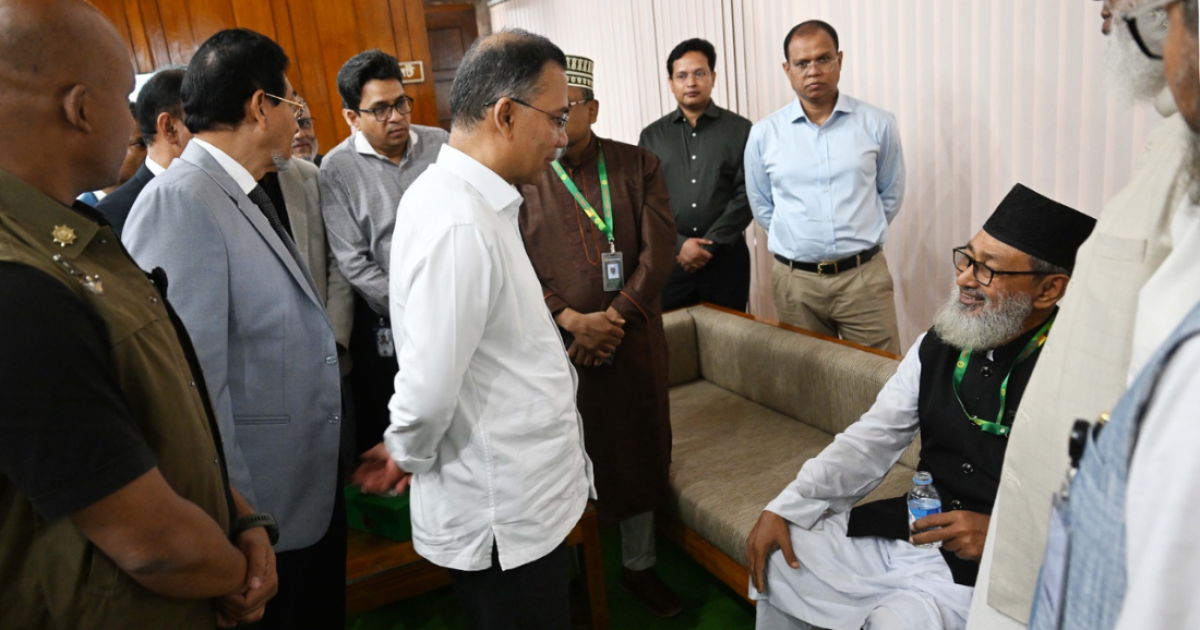 সংসদে অসুস্থ জামায়াত সাংসদের খোঁজ নিলেন প্রধানমন্ত্রী তারিক রহমান