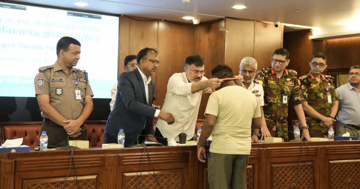 ঢাকায় ফুটপাত দখলমুক্ত করতে হকার পুনর্বাসনে ডিজিটাল আইডি কার্ড বিতরণ