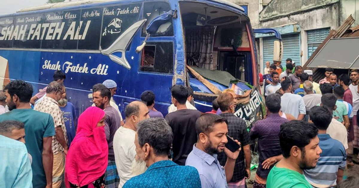 Bus loses control, kills 7 labourers in Bogra