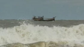 16 trawlers capsize in Bay, 72 go missing