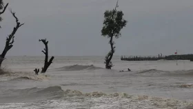 Rough seas, rising tides in Cox&rsquo;s Bazar as cyclone Remal approaches