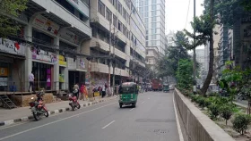 Desperate for income, daily wage earners work through curfew