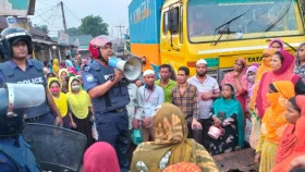 Garment factory workers protest in Gazipur demanding salary, bonus