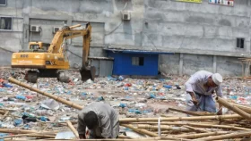 DSCC knocks down makeshift Bangabazar stores