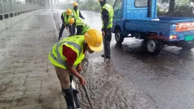 Cyclone Remal: Dhaka tackles waterlogging as rain continues