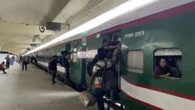 Eid rush: Holidaymakers leave Dhaka hanging on train doors