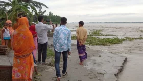 Teesta devours houses, leaves Kurigram residents in dire straits