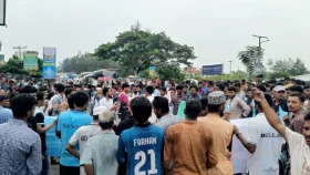 Quota reinstatement: BU students block Dhaka-Barisal highway
